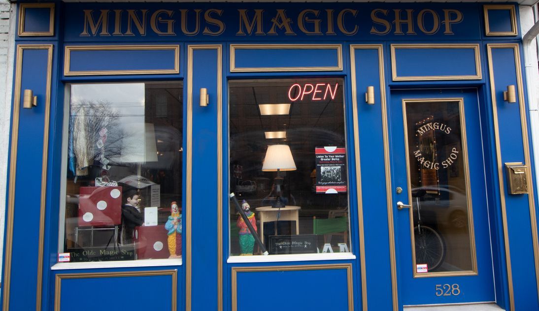 A blue building with a sign that says mingus magic shop