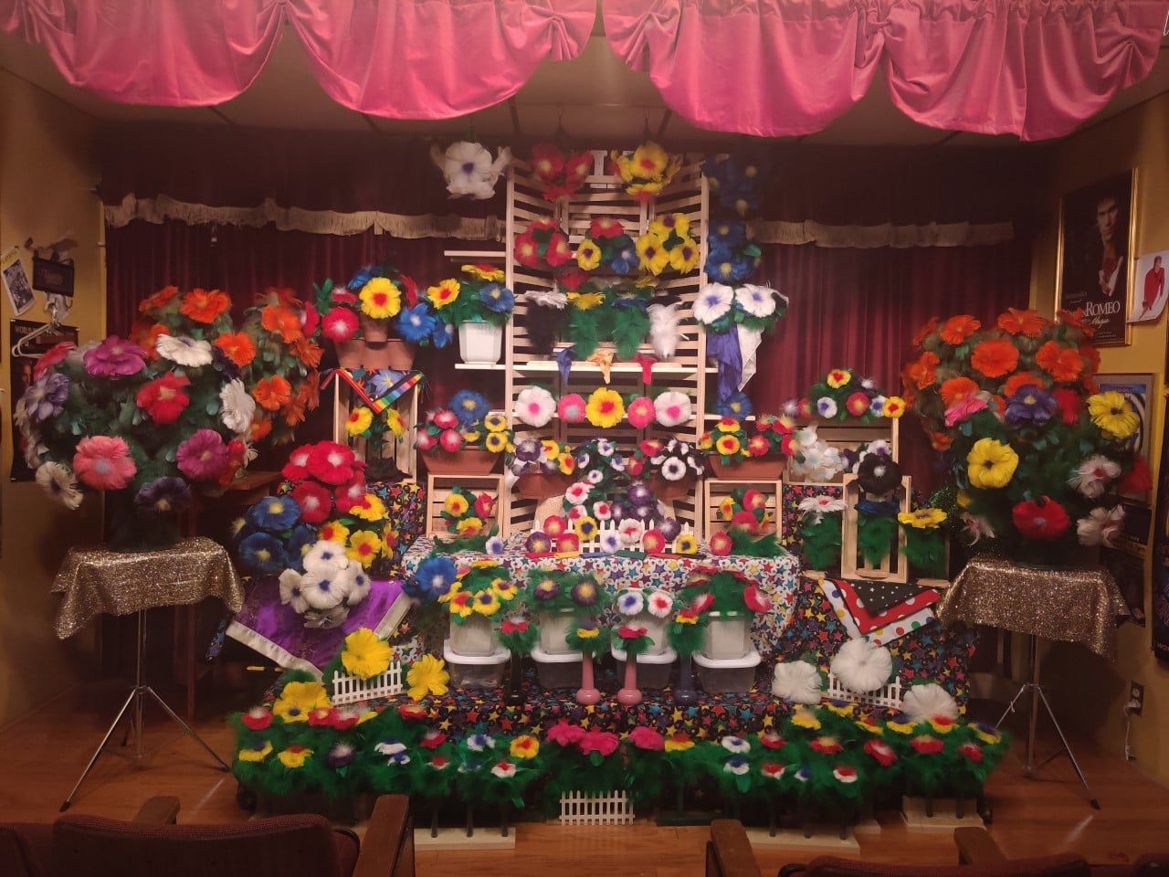 A room filled with lots of flowers and balloons.