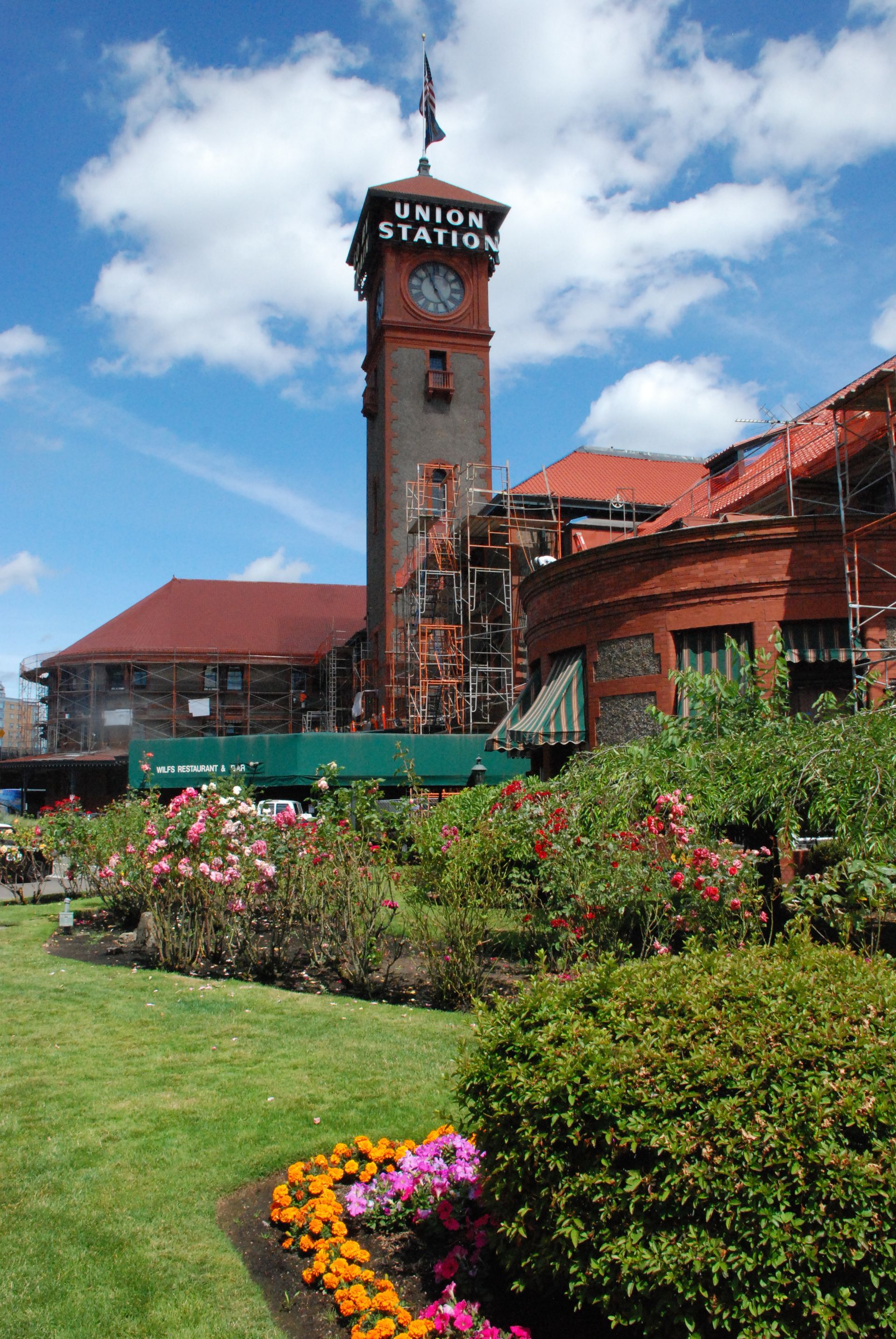A clock tower with the word union station on it