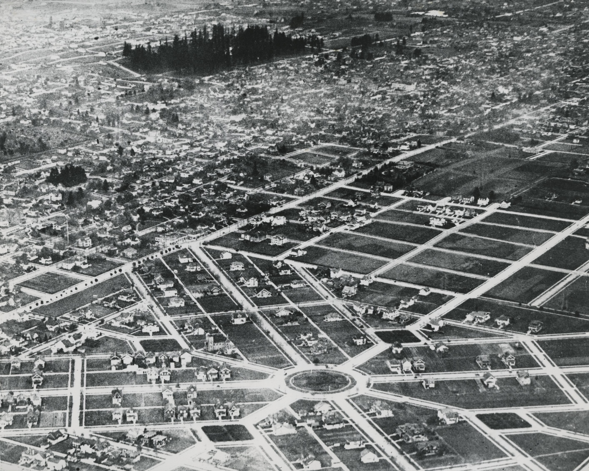 A map of the King's Hill neighborhood shows its prime location between the bustle of downtown and the tranquility of Washing Park. 