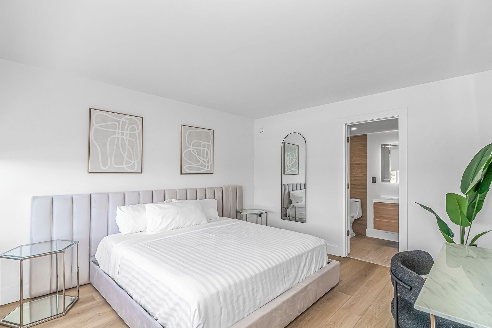 5th and Ocean Motel King Suite