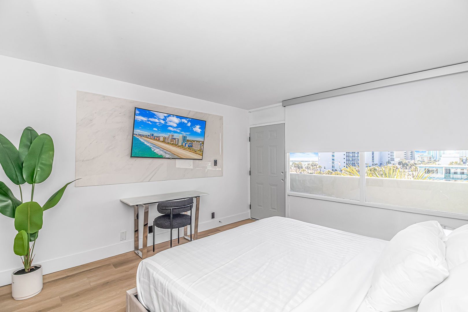 5th and Ocean Motel King Suite