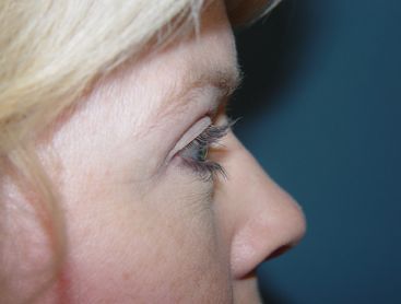 A close up of a woman 's eye with long eyelashes.