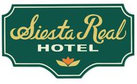 Un cartel verde que dice Siesta Real Hotel.