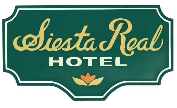 Un cartel verde que dice Siesta Real Hotel.
