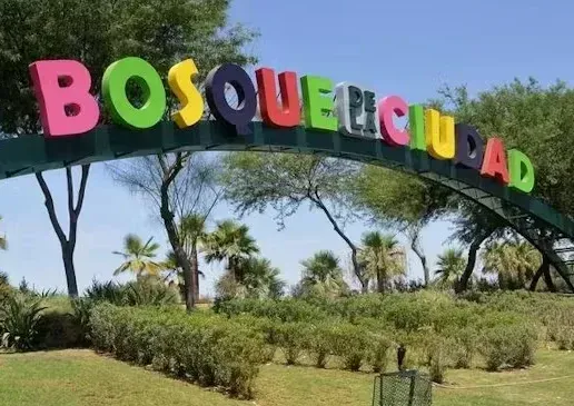 Un cartel en un parque que dice bosque ciudad
