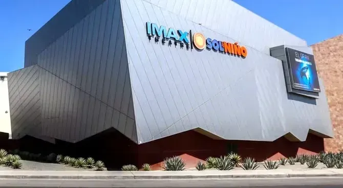 A large building with the word aquarium on it