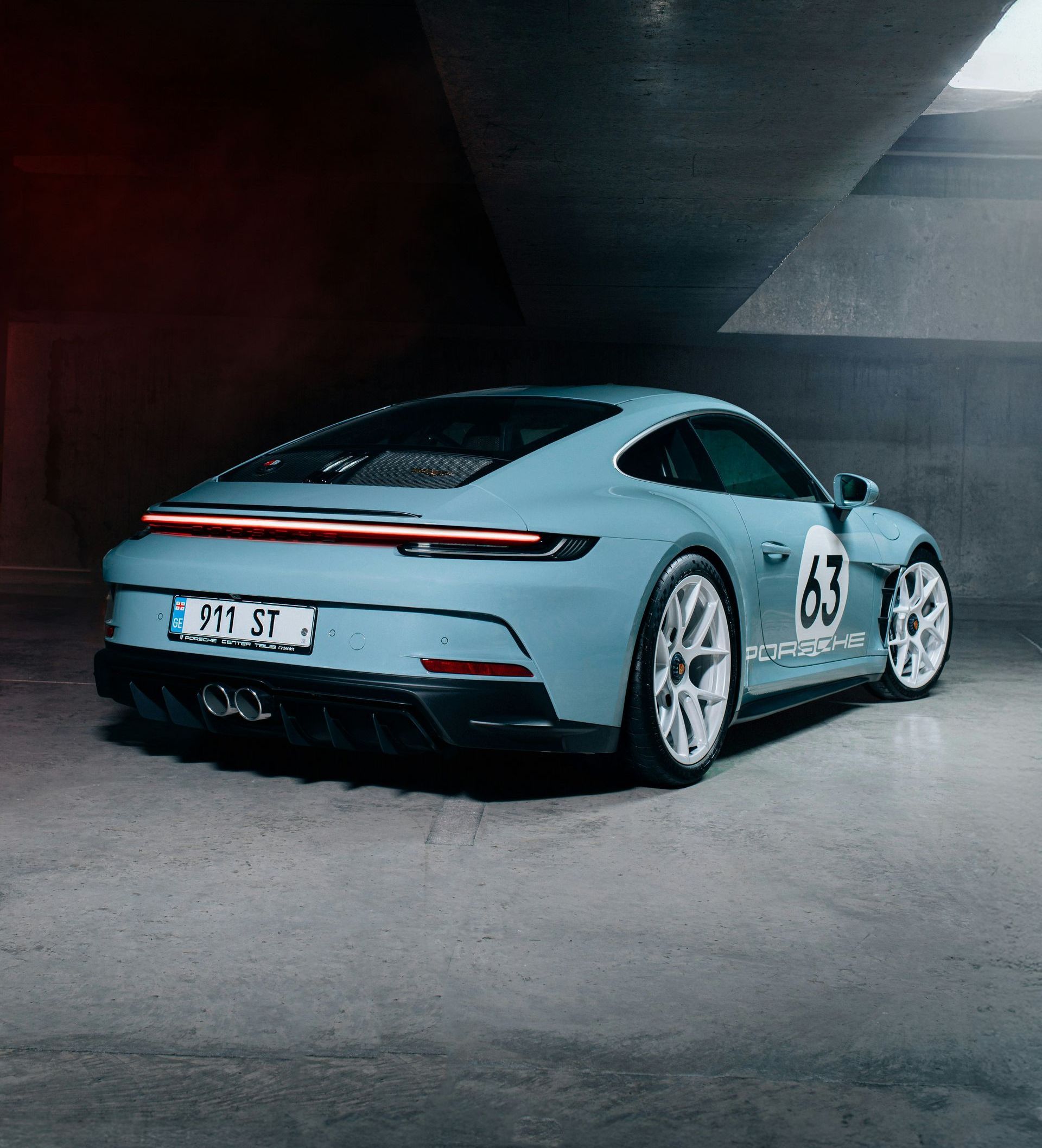 ein türkiser Porsche seht in einer Garage