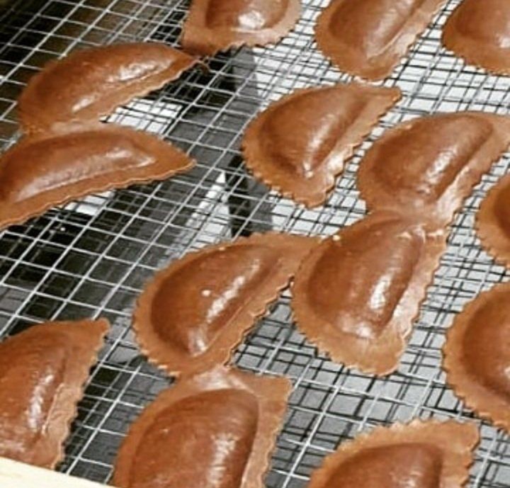 Ravioli dolci di cacao, pere e Nutella