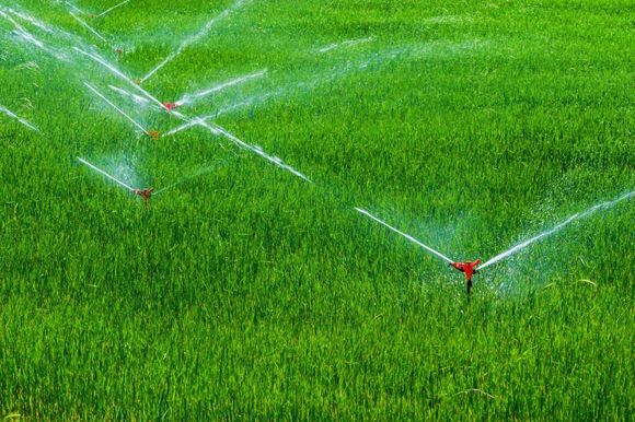 Impianti di irrigazione a pioggia per campi da calcio