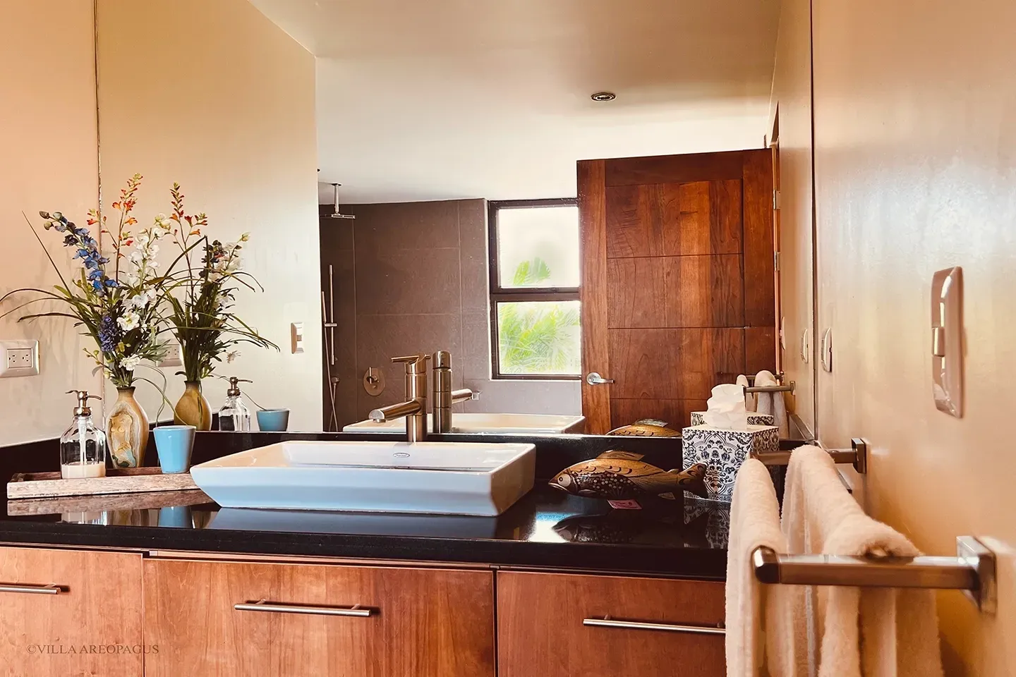 photo en suite bathroom green bedroom