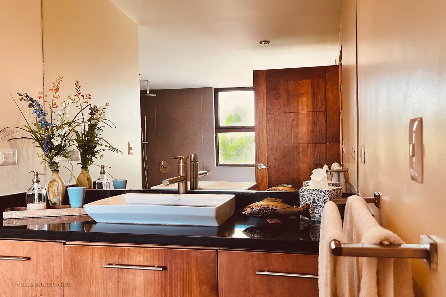 photo en suite bathroom Villa Areopagus