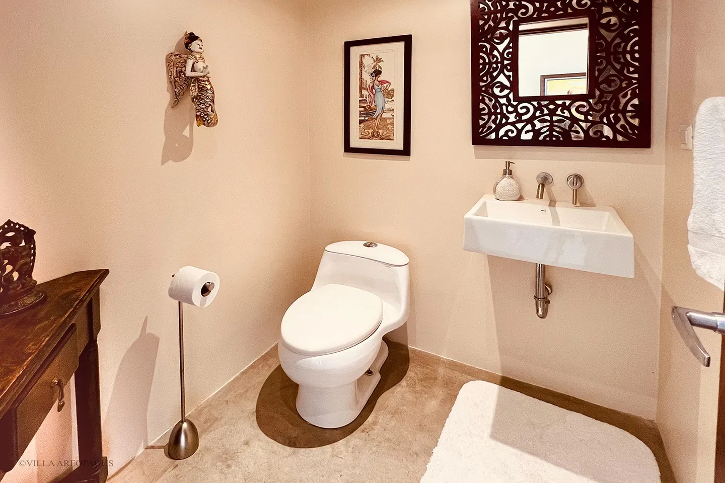 photo Villa Areopagus powder room bathroom