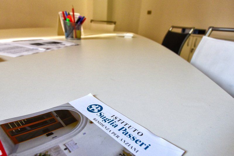 tavolo per la lettura dei giornali