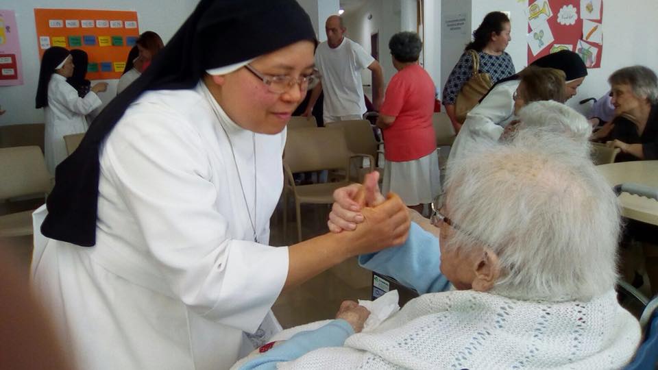 ospite di casa di riposo mentre chiama i parenti