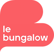 Bulle de dialogue rouge avec « le bungalow » en texte blanc.