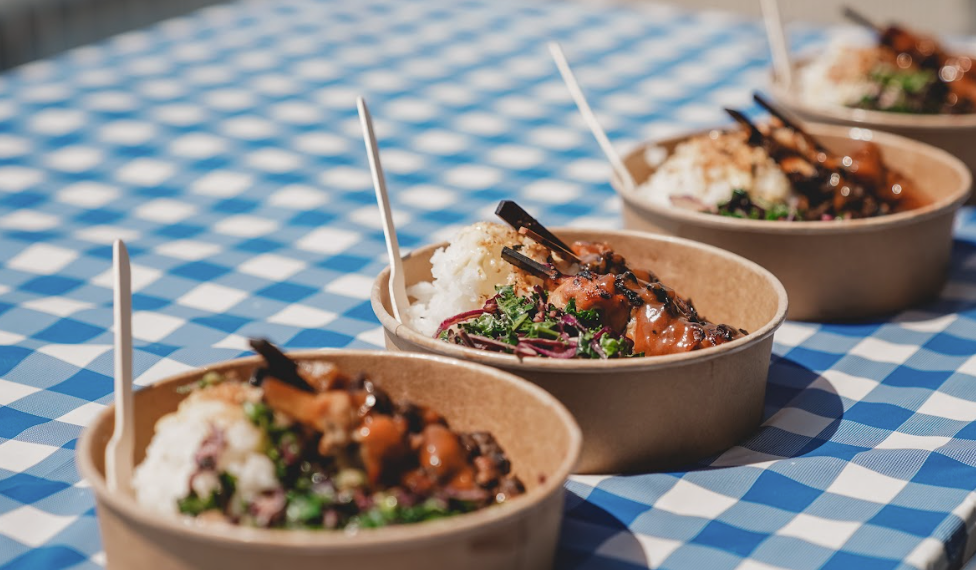 Image de remplacement représentant une forme de montagne avec un cercle au-dessus, le tout dans des tons de gris.