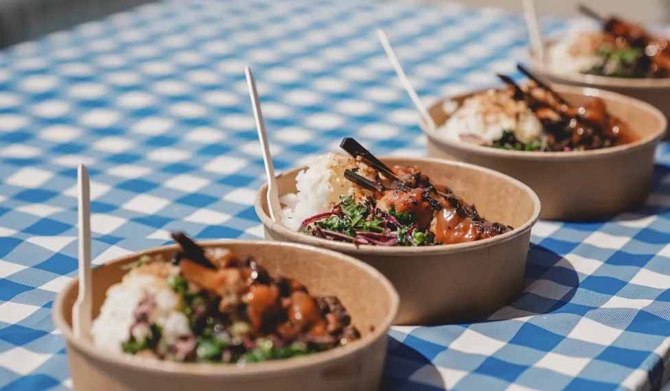 Image de remplacement représentant une forme de montagne avec un cercle au-dessus, le tout dans des tons de gris.
