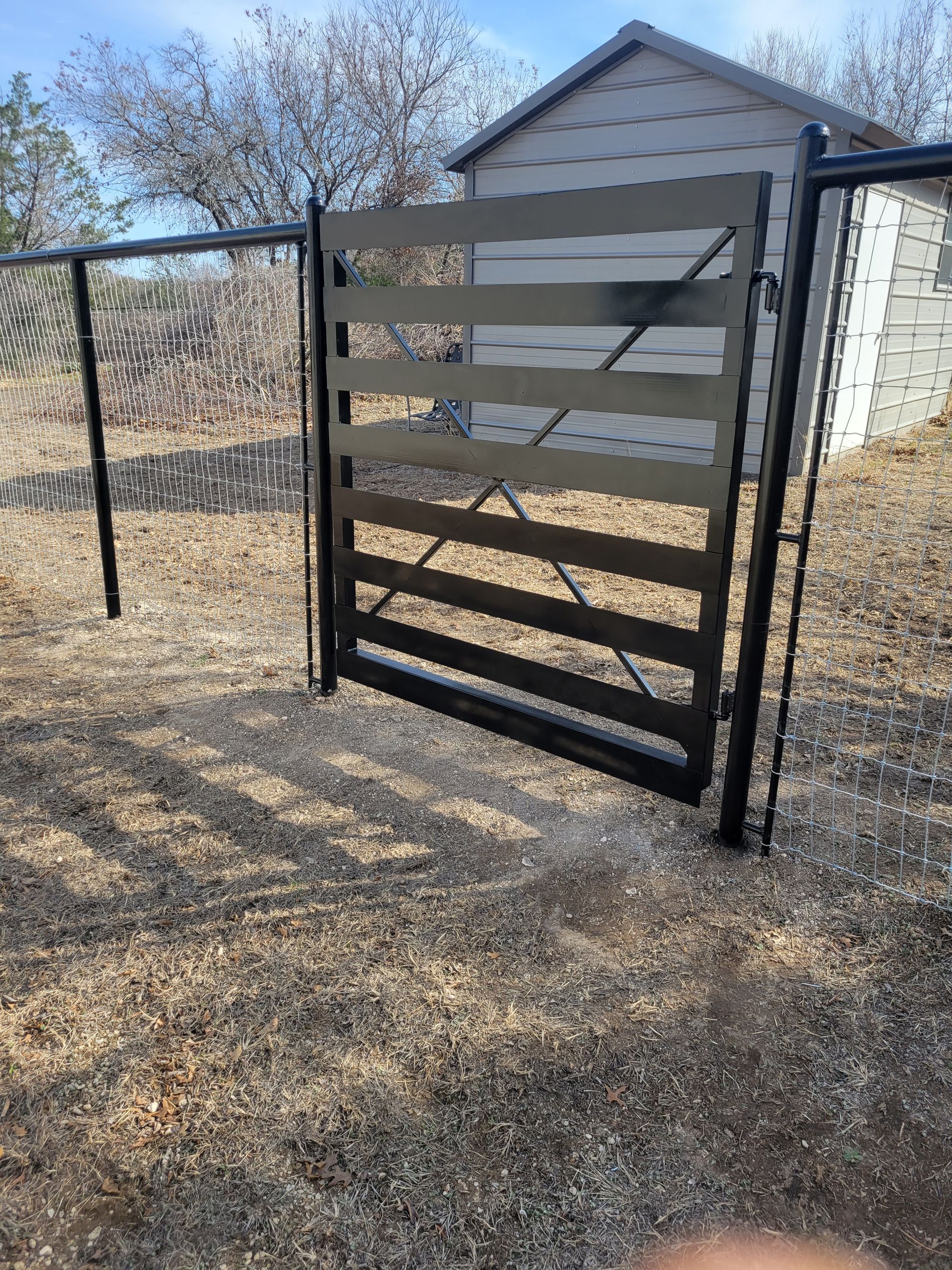 Horizontal metal gate