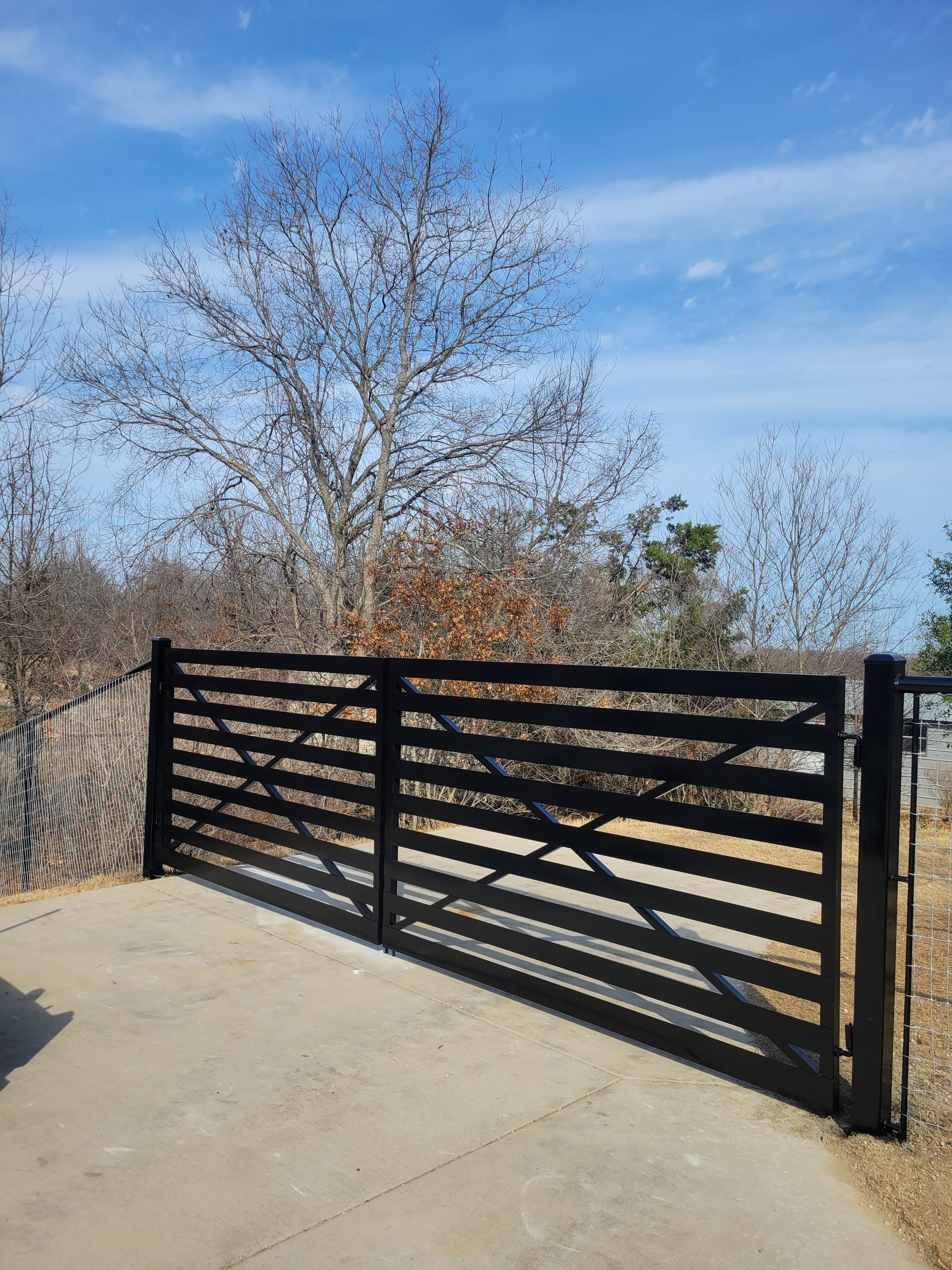 Horizontal metal gates
