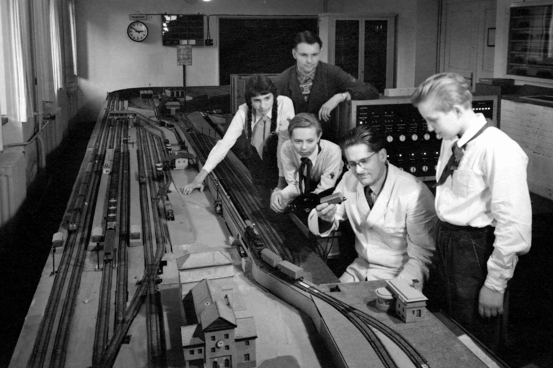 Im ersten Eisenbahnbetriebsfeld der Hochschule für Verkehrswesen, 1957