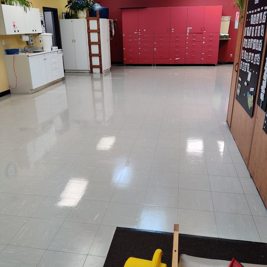 Une pièce avec un panneau indiquant « roi » dessus