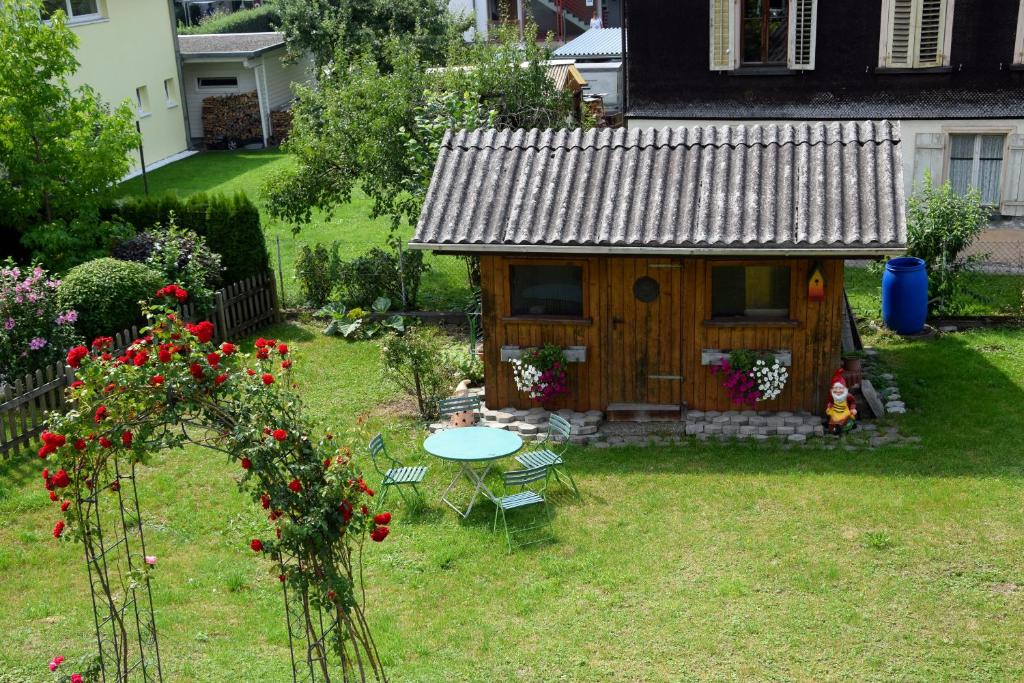 Garten mit Gartenhaus