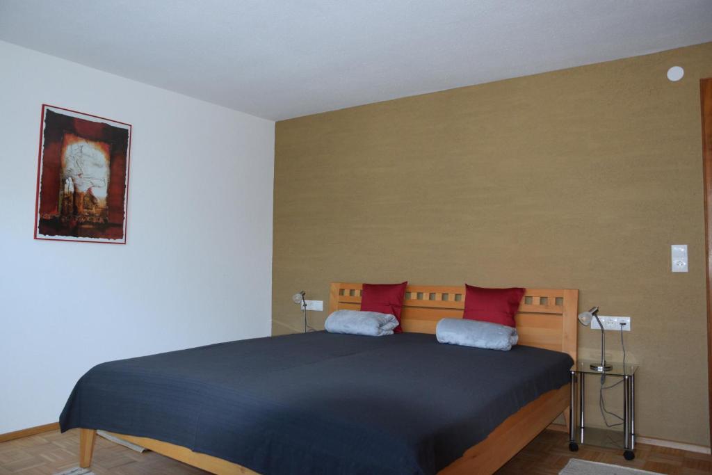 Doppelbett mit roten Kissen