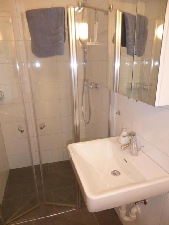 Dusche und Waschbecken