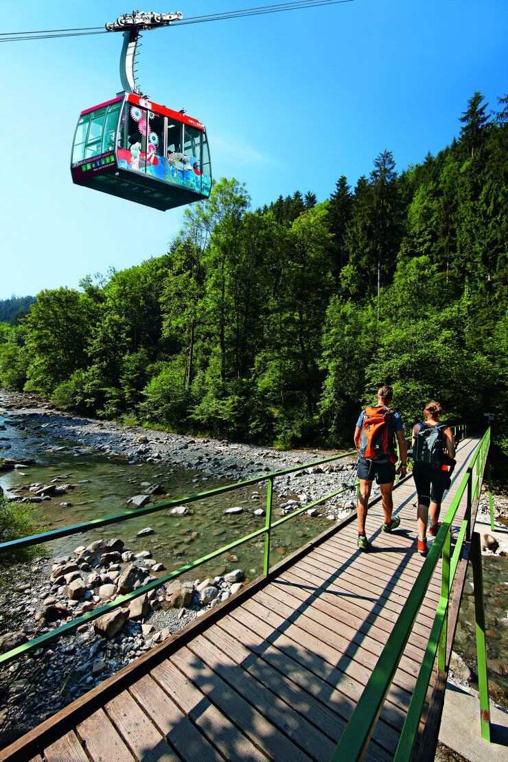 Wanderung über eine Brücke