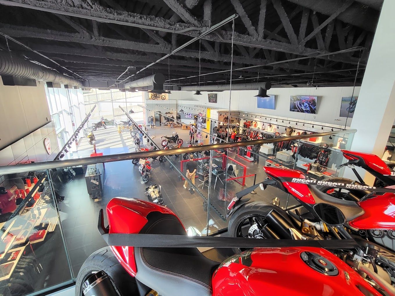 Une rangée de motos rouges est assise dans une salle d'exposition.
