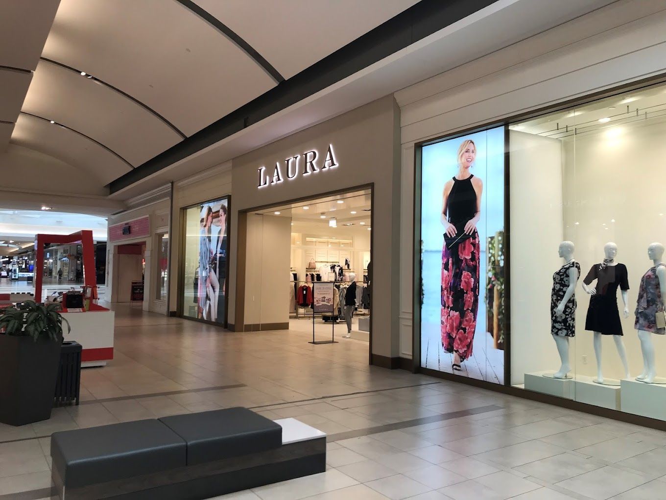 Un magasin appelé Laura est situé dans un centre commercial.