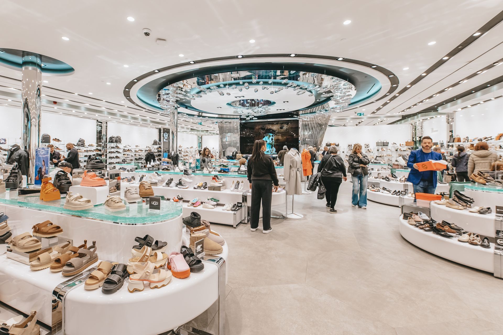 Un groupe de personnes fait du shopping dans un magasin de chaussures.
