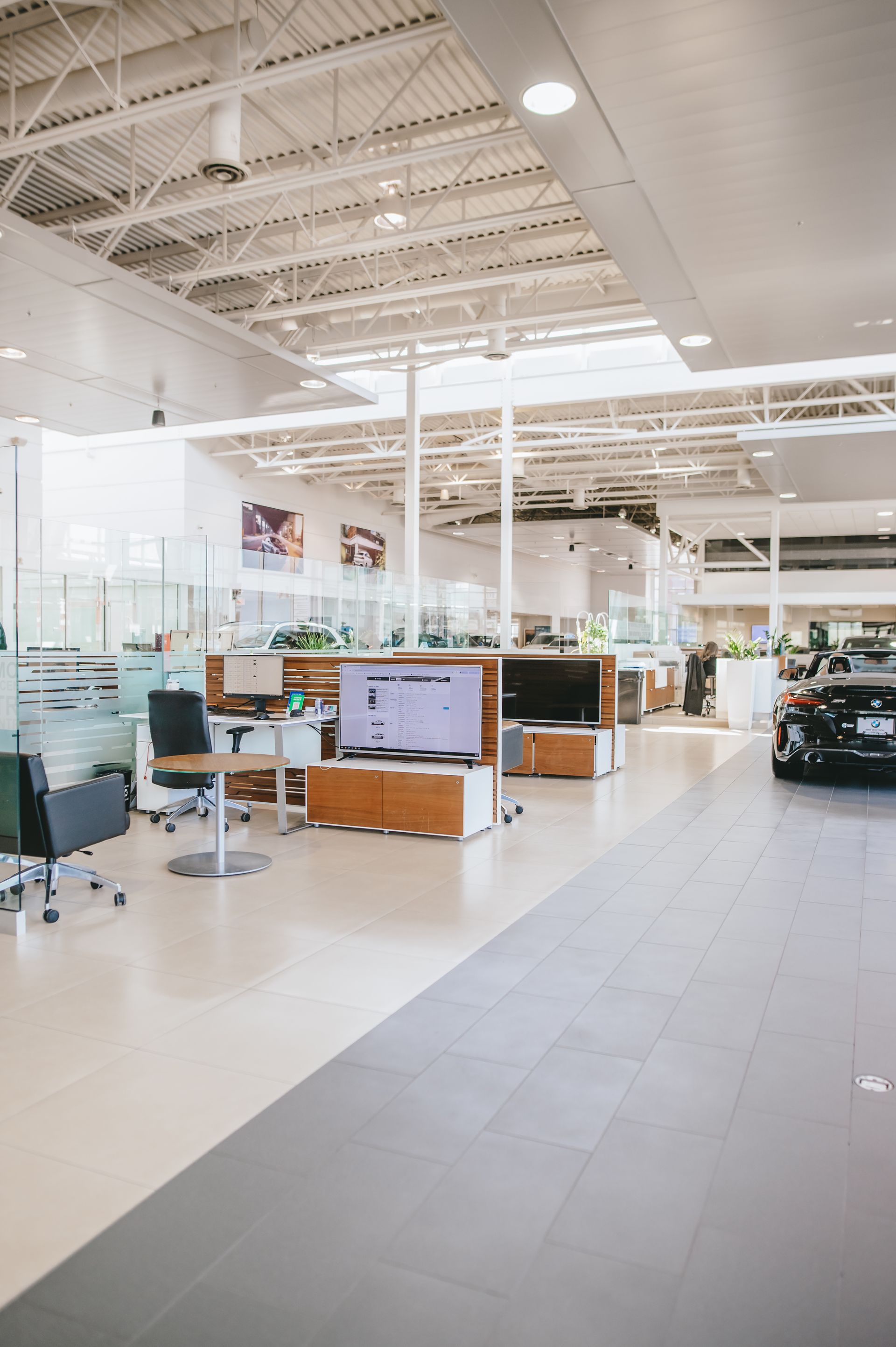 Un concessionnaire automobile avec beaucoup de cabines et une voiture en arrière-plan.