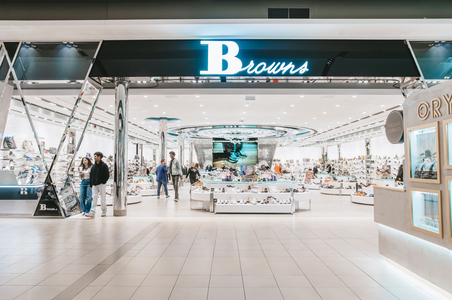 Un magasin appelé Browns est situé dans un centre commercial.