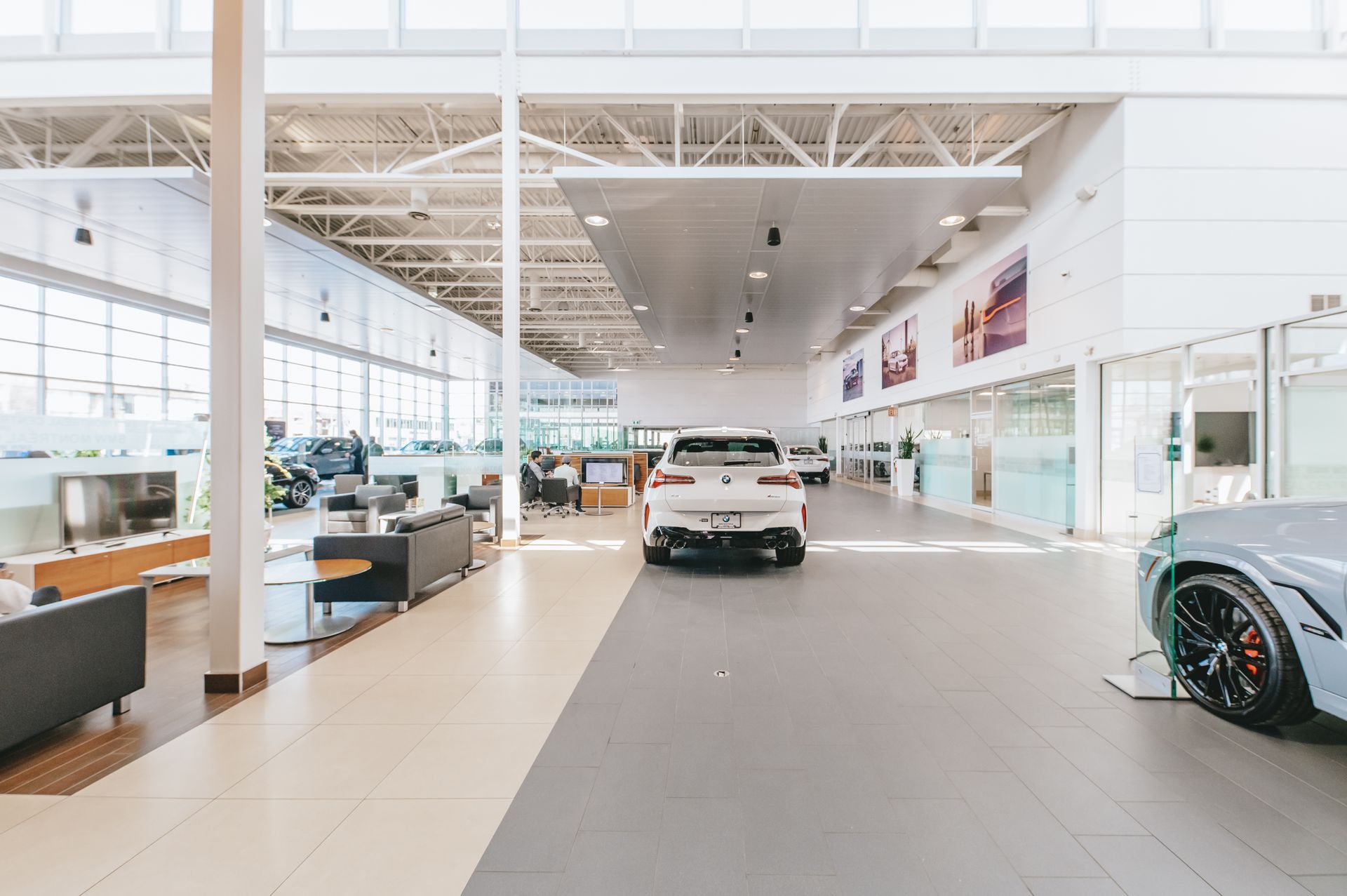 Une voiture est garée au milieu d'un concessionnaire automobile.