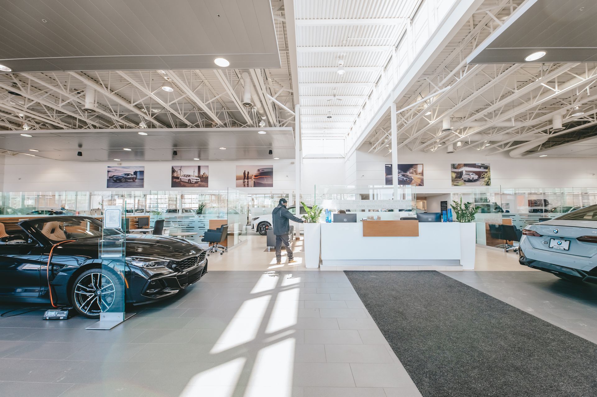 Un concessionnaire automobile avec beaucoup de voitures et un bureau d'accueil.