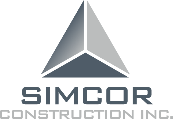 Logo de Simcor Construction Inc. avec un triangle au milieu