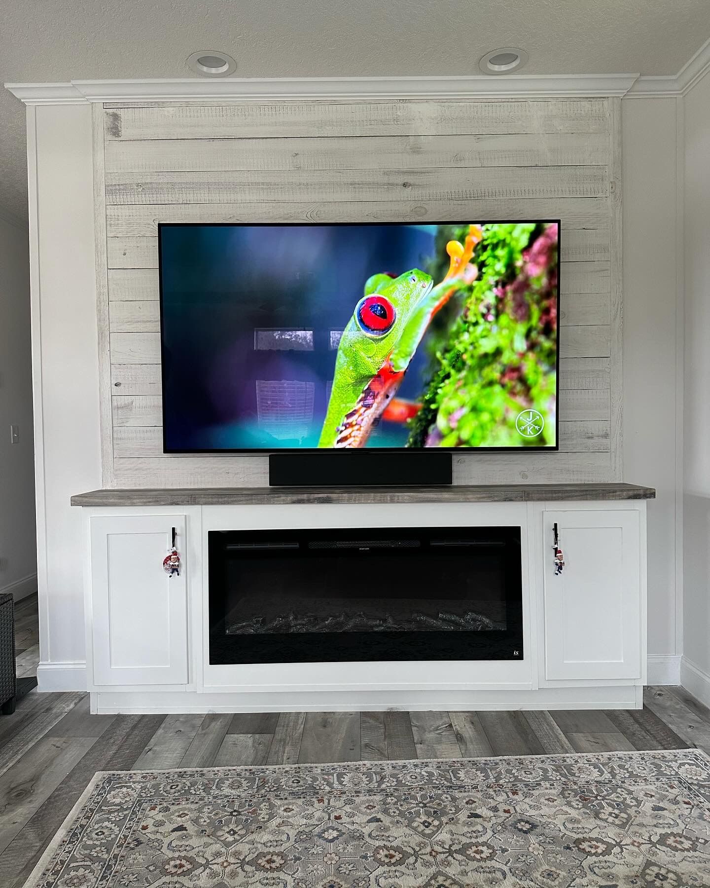 A living room with a flat screen tv and a fireplace.