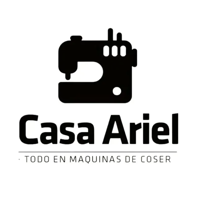 Un pequeño montón de bobinas de plástico transparentes y vacías para máquinas de coser sobre un fondo blanco.