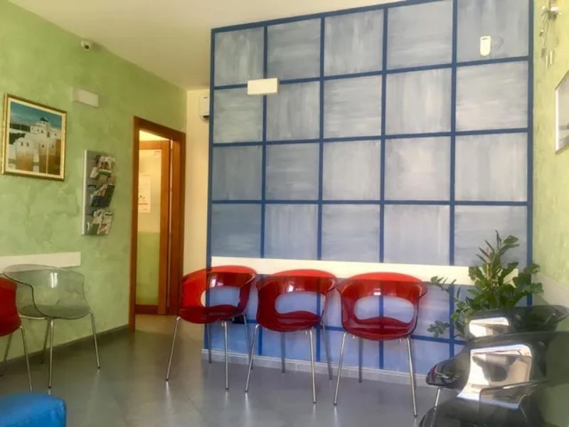 interno dello studio con sedie rosse