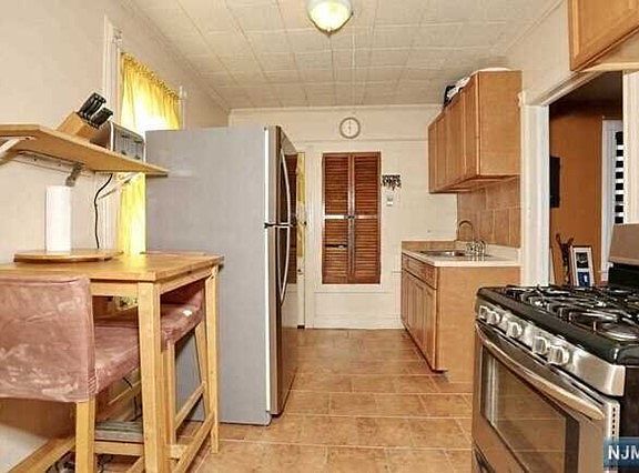 A kitchen with a stove and a refrigerator in new jersey