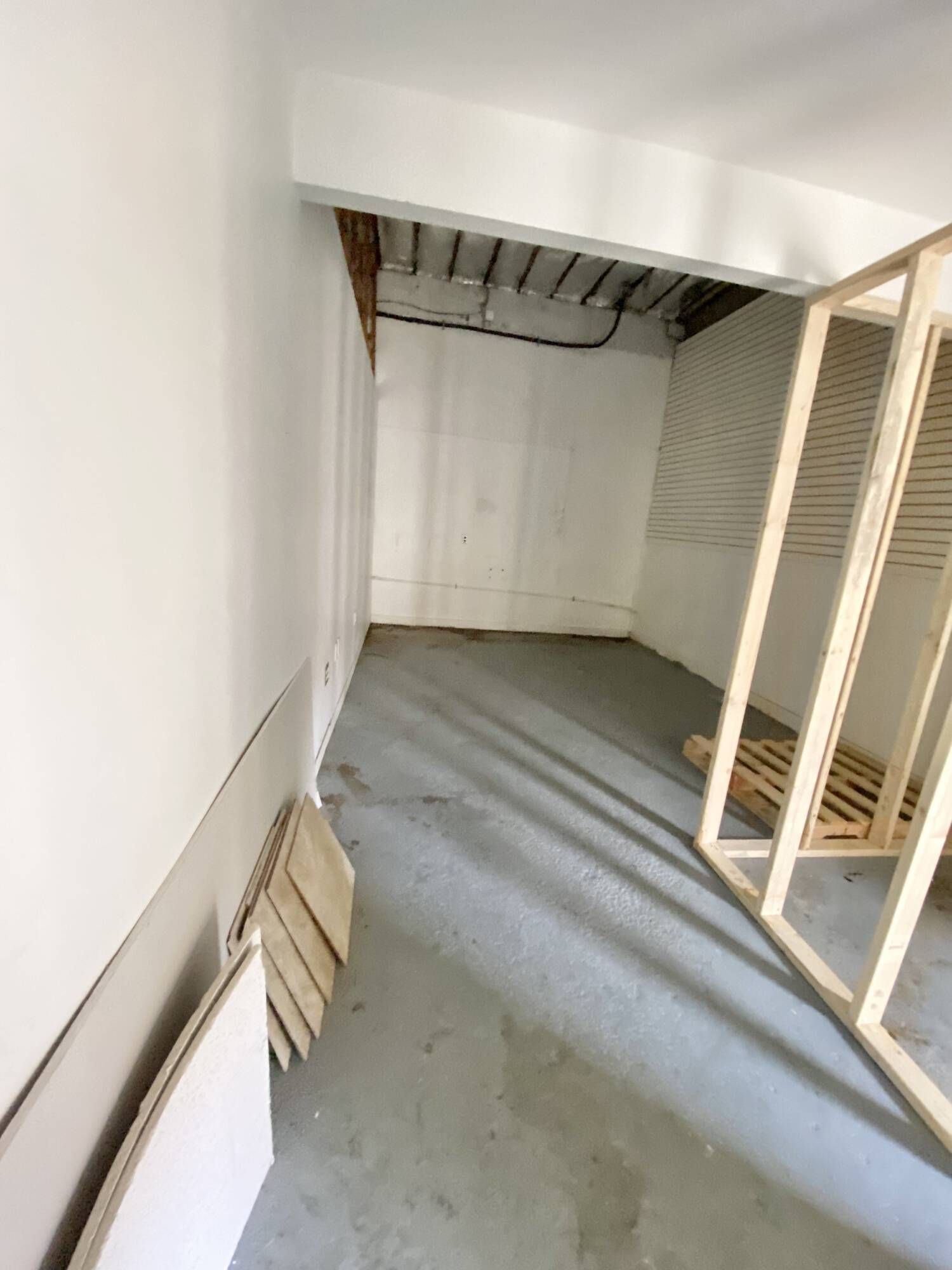 An empty room with white walls and wooden frames