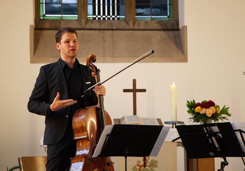 Eventfotografie, Cellist in einem Kirchenraum