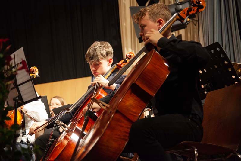 Eventfotografie, junge Cellospieler in einem Orchester