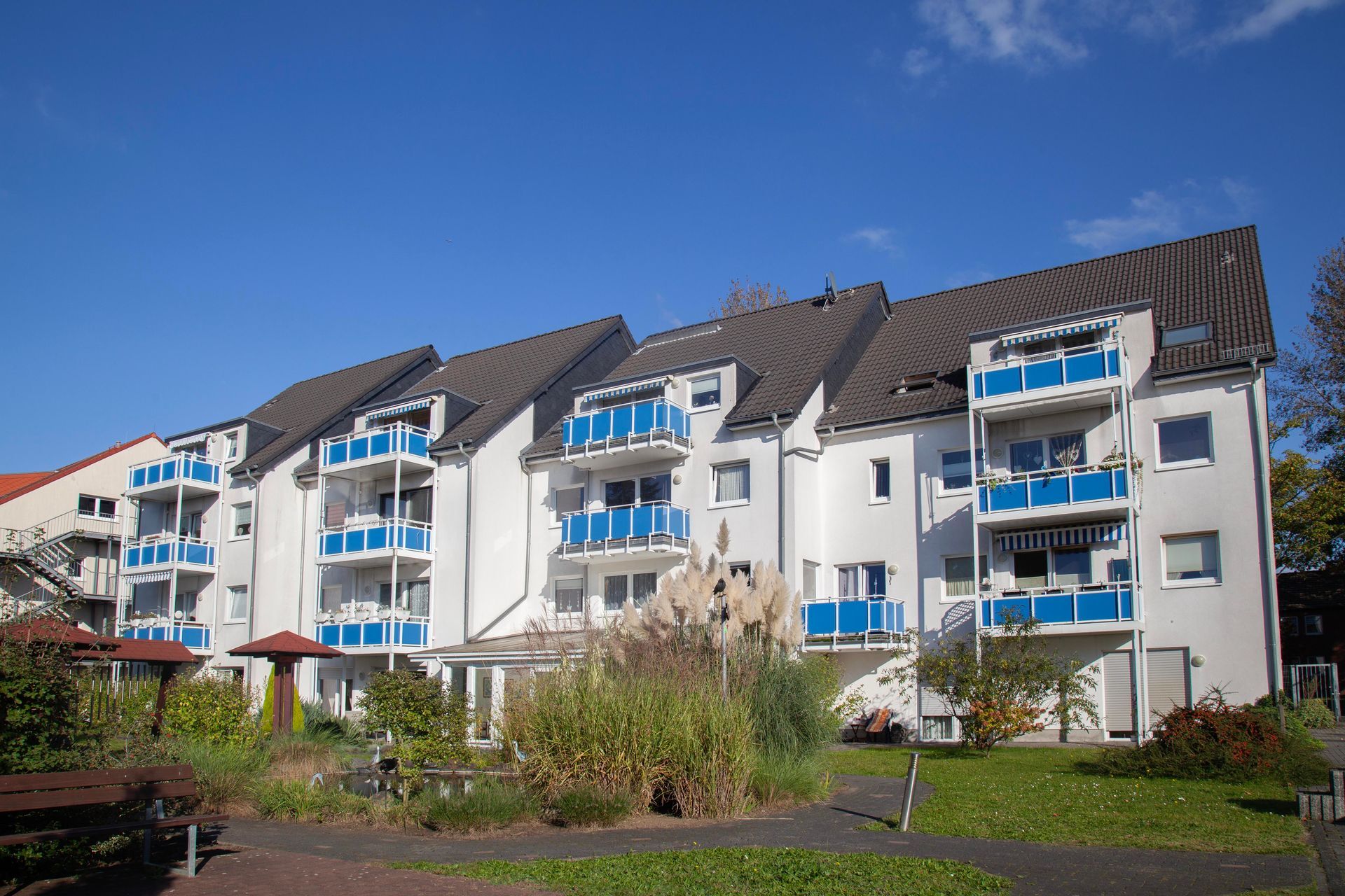 Objektfoto, weißes Wohnhaus mit Gartenanlage