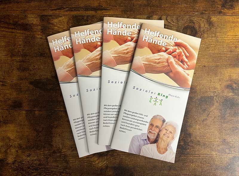 Produktfoto, Imagebroschüren auf einem Tisch