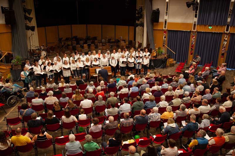 Eventfotografie, Chor in einem voll besetzten Festsaal