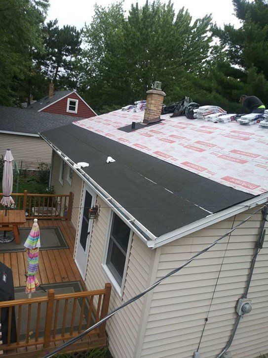 A house with a roof that is being installed