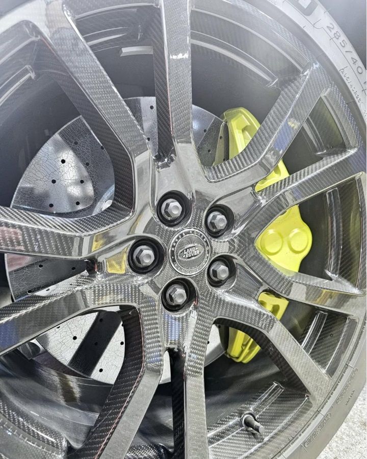 A carbon fibre Land Rover rim with new brakes